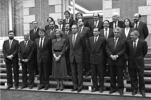 7/12/1989. 13 Fourth Legislature (1). Cabinet from December 1989 to May 1990. Group photo together with the King and Queen.